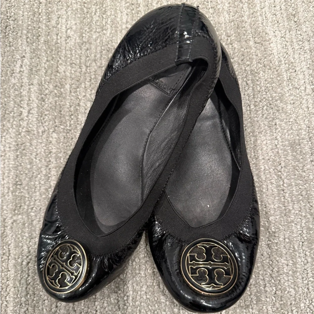 Tory Burch Caroline black flats in size 7 fantastic pre-owned condition.